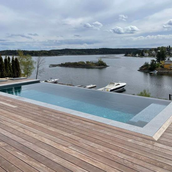 3x8m betong basseng med Infinity overflow